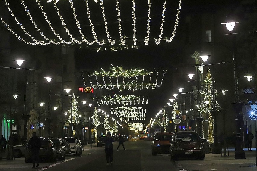 Łódź. Ulica Piotrkowska już świątecznie przystrojona. Jak Wam się podoba? ZDJĘCIA 