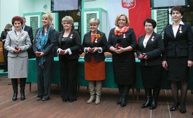 Skarżyskie nauczycielki, odznaczone złotymi Medalami Za Długoletnią Służbę.
