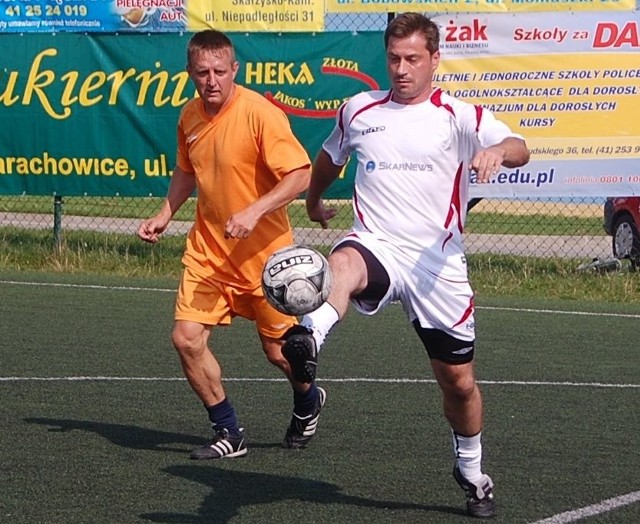 W pojedynku zdobywcy bramek w meczu finałowym Summer Cup &#8211; Arkadiusz Bilski z Venus Płytki (z prawej) i Jarosław Mosiołek z MCSiR.