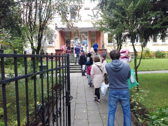 Kolejka przed przedszkolem nr 10 w Lublinie