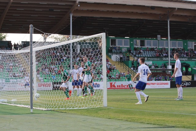 Tak padł drugi gol dla Olimpii, który strzelił Karol Angielski (pierwszy z lewej). Asekurował go kapitan biało-zielonych Dariusz Kłus