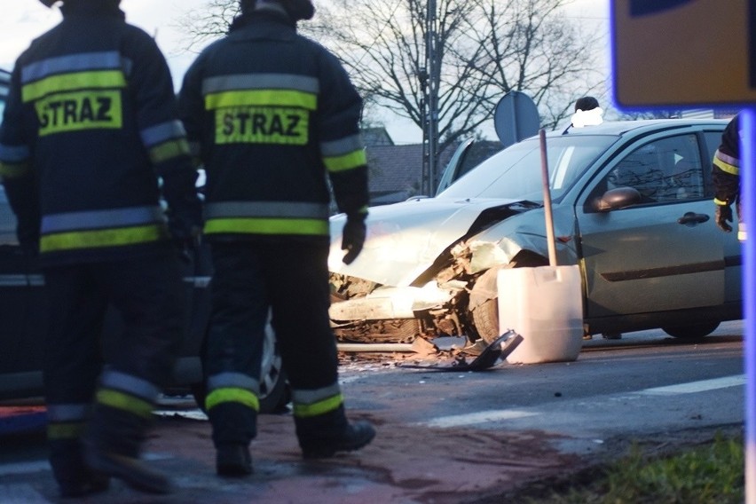 Sześć osób rannych w czołowym zderzeniu w Zabrzegu. Droga...