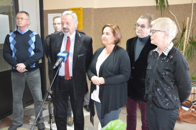 Jerzy Augustyn (w czerwonym krawacie) z członkami Porozumienia Samorządowego na konferencji prasowej