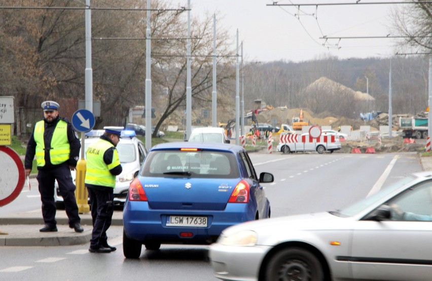 Remont skrzyżowania Krochmalnej i Diamentowej. W piątek mieszkańcy zablokują ruch na ul. Betonowej. Dlaczego? (ZDJĘCIA)