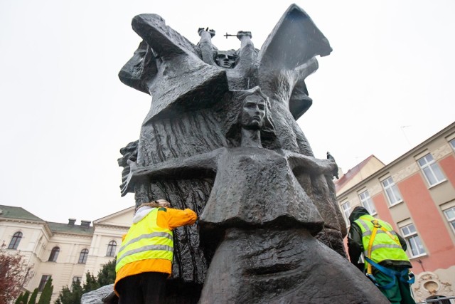 W listopadzie 2018 r. na Starym Rynku rozpoczęła się renowacja Pomnika Walki i Męczeństwa, przy nim odbędą się niektóre uroczystości.