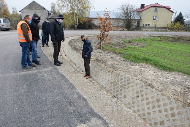 Przedstawiciele władz gminy Mirzec, wykonawcy i nadzoru drogowego podczas odbioru nowej drogi