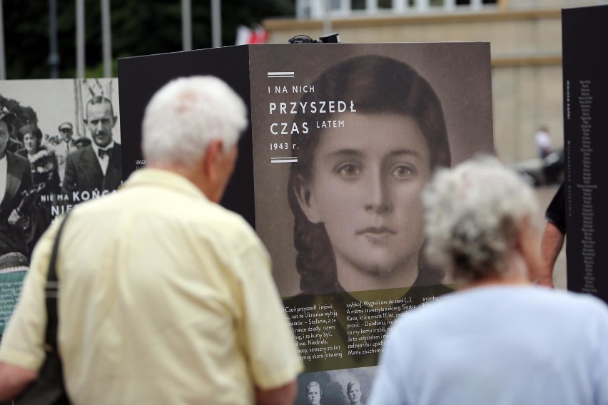 Kraków. "Wołyń 1943. Wołają z grobów, których nie ma". IPN zainaugurował wystawę na pl. Szczepańskim [ZDJĘCIA]