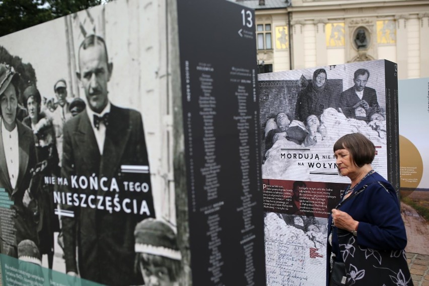 Kraków. "Wołyń 1943. Wołają z grobów, których nie ma". IPN zainaugurował wystawę na pl. Szczepańskim [ZDJĘCIA]