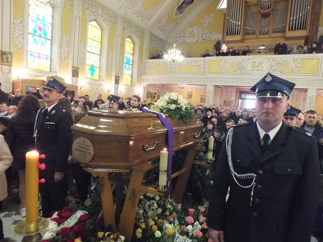 Podczas pogrzebu księdza kanonika Stanisława Kuśmierczyka asystę honorową sprawowali strażacy.