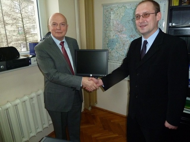 Na ręce wójta Jakuba Danielewicza komputery przekazał Andrzej Gros, dyrektor ARiMR