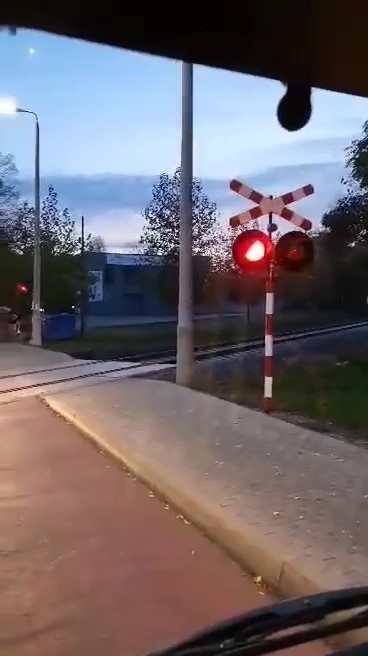 Czerwone światło na przejeździe kolejowym jest tak samo...