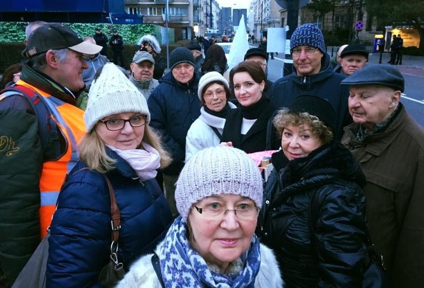 Marzena Okła-Drewnowicz z protestującymi przed gmachem...