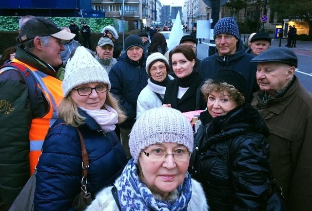 Marzena Okła-Drewnowicz z protestującymi przed gmachem Sejmu.