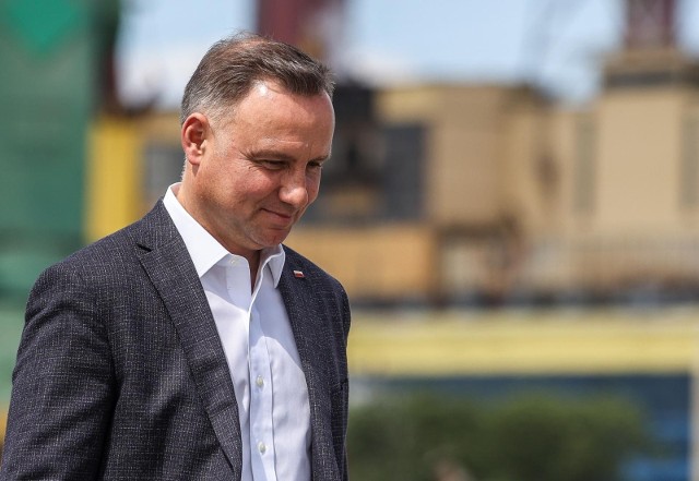 Czy Andrzej Duda dotrzyma obietnicy i wprowadzi tzw. emerytury stażowe? Kancelaria Prezydenta RP informuje, że projekt na pewno powstanie. Według najnowszych informacji, uzgodnione zostały już warunki przejścia na emeryturę stażową. Sprawdź, jakie będą zasady.Szczeg&oacute;ły przeczytasz na kolejnych stronach ----&gt;