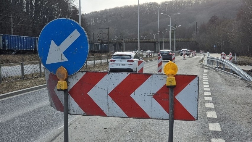 Kierowcy stoją w korkach na ulicy Krakowskiej w Kielcach, a na budowie trasy rowerowej nic się nie dzieje 