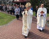 Arcybiskup Mieczysław Mokrzycki dokonał intronizacji relikwii Jana Pawła II podczas mszy w Kłonówku, w gminie Gózd. Zobacz zdjęcia