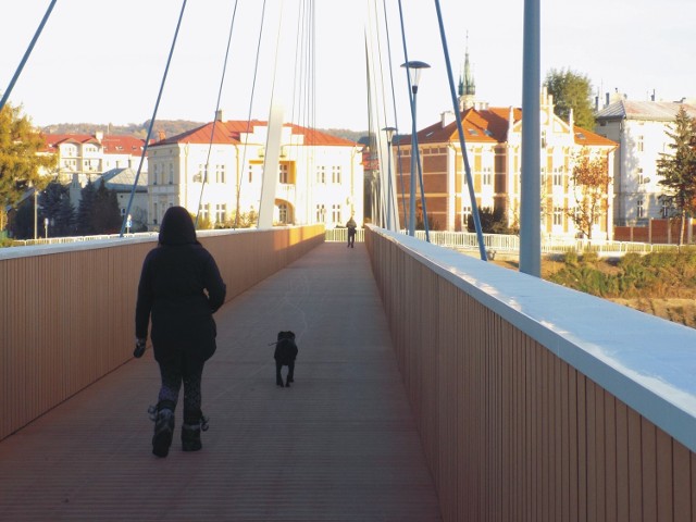 Przemyska kładka pieszo - rowerowa nad Sanem nie zachwyca swoim wyglądem. Iluminacja nieco poprawiłaby jej wygląd.