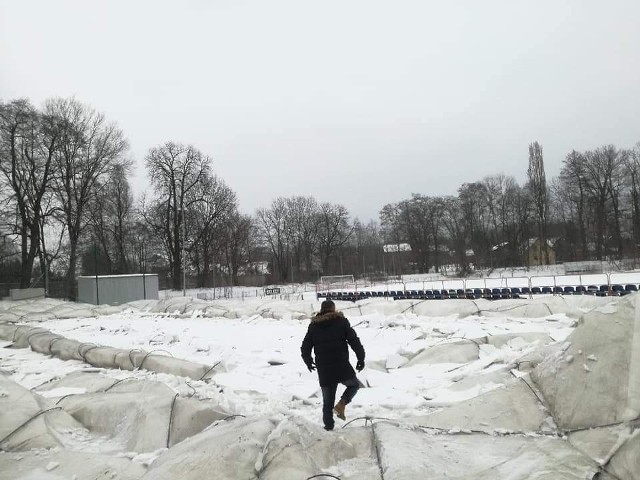 Z hali balonowej Prokocimia w Parku Jerzmanowskich uprzątnąć trzeba było mnóstwo śniegi i lodu