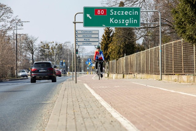 Ścieżka przy ul. Artyleryjskiej czeka w kolejce na uprzątniecie. Sezon rowerowy w tym roku rozpoczął się wyjątkowo wcześnie.