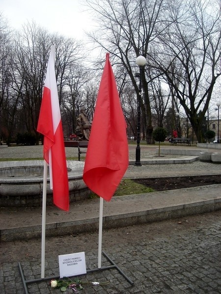 Na ulicy Żeromskiego po latach znowu pojawiła się czerwona flaga.