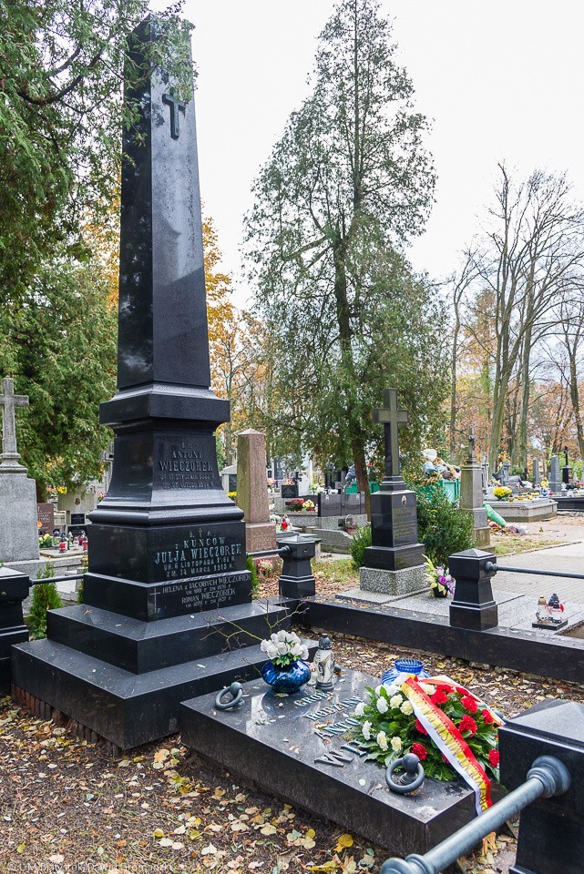 Delegacje z UM w Białymstoku odwiedziły groby zasłużonych...