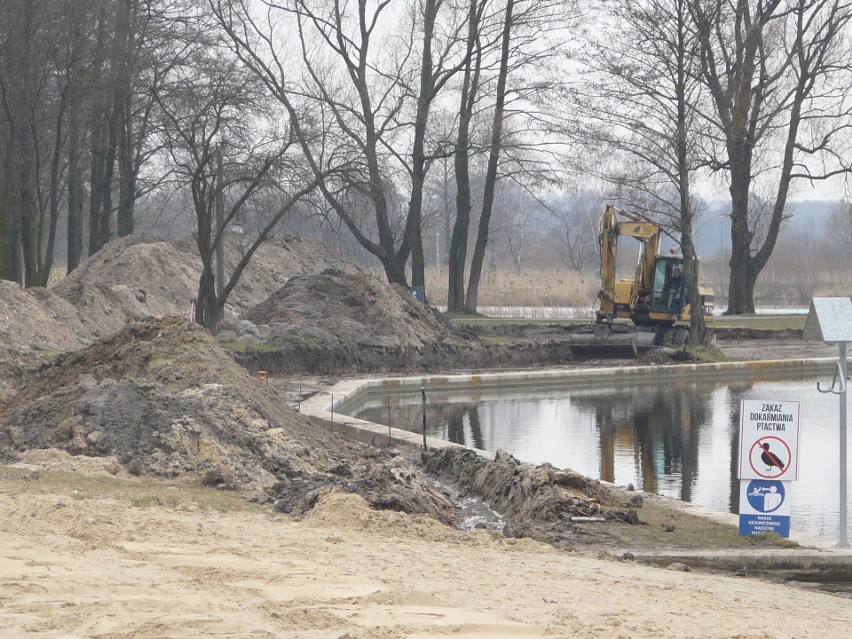 Ruszyła budowa wodnego placu zabaw i tarasów widokowych w...