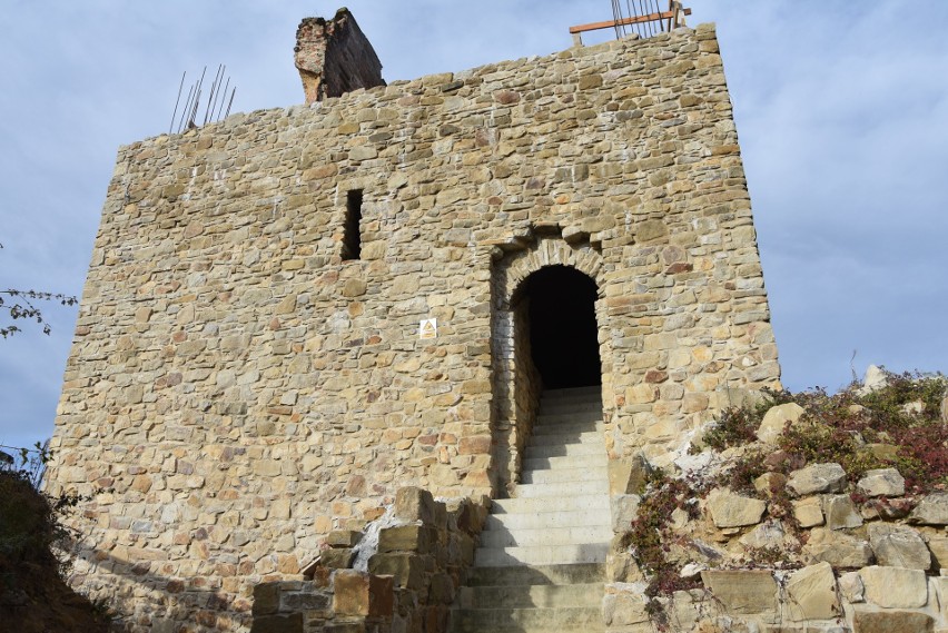 Zakończył się kolejny etap odbudowy wieży w Melsztynie. Już teraz jest z niej wspaniały widok [ZDJĘCIA]