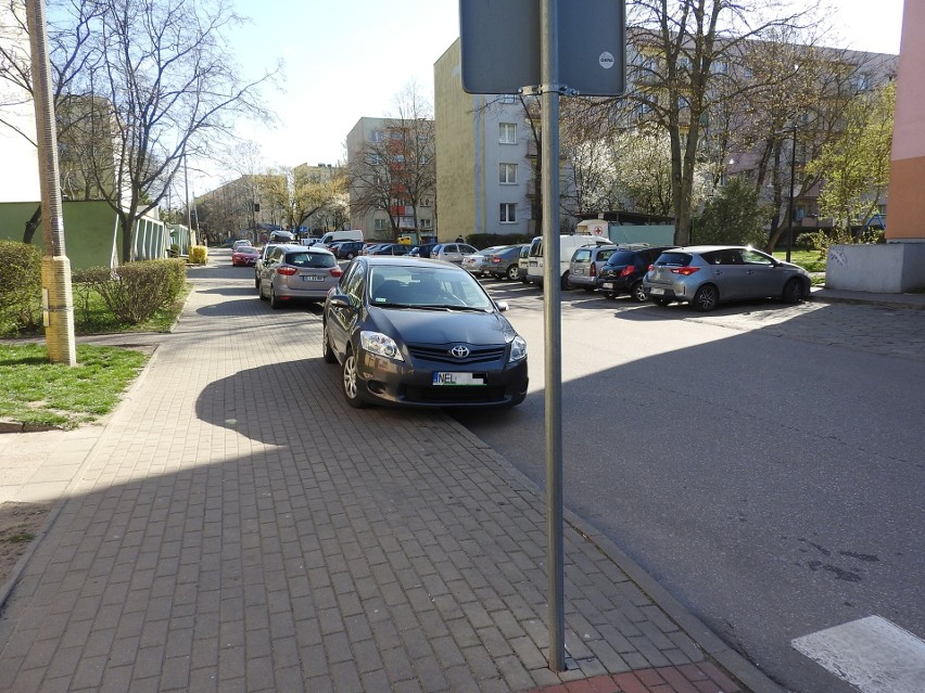 Parkowanie na Broniewskiego. Chodnik najlepszy