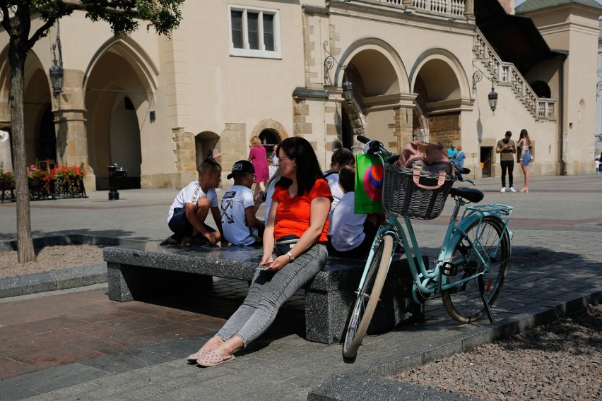 Miasto znów tętni życiem. Krakowianie chętnie spacerują po Rynku i Kazimierzu [ZDJĘCIA]