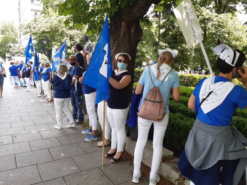 Protest pielęgniarek i położnych pod Sejmem 15 czerwca 2021...