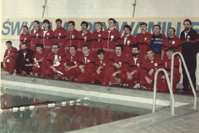 Pracownicy Huty Katowice 35 lat temu pobili rekord Guinessa, w 2017 roku znów się spotkali, by uczcić to wydarzenie. W sobotę 2 kwietna znów przepłyną symboliczne 600 metrów, a Dąbrowa Górnicza będzie biła rekord na największą w Polsce lekcję pływania