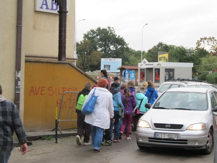 Piesi muszą bardzo uważać, by zmieścić się między autami na...