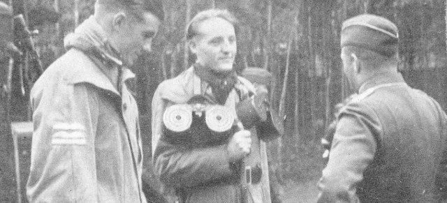 Fotografia z powstałej w 1939 roku książki "Z bombami i kaemami nad Polską&#8221;. Niemieccy lotnicy, którzy po zestrzeleniu przedarli się przez frontdo swoich.