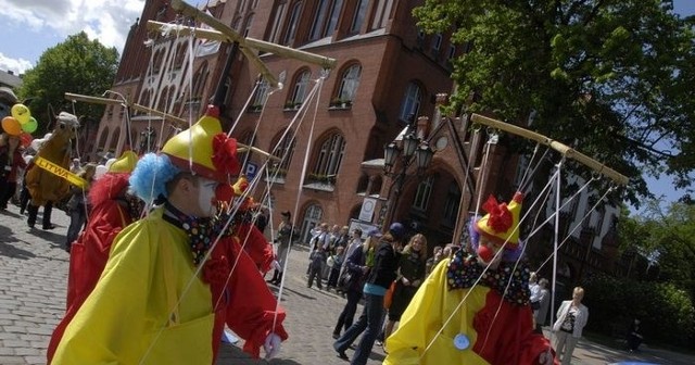 Korowód lalkarzy pod słupskim ratuszem