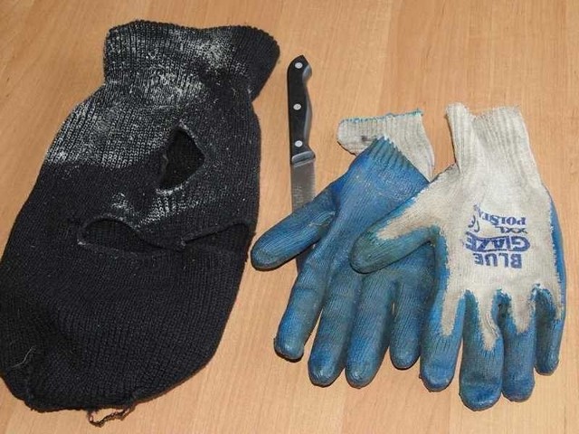 Kominiarka, rękawiczki i nóż, którym bandyta użył do napadu.