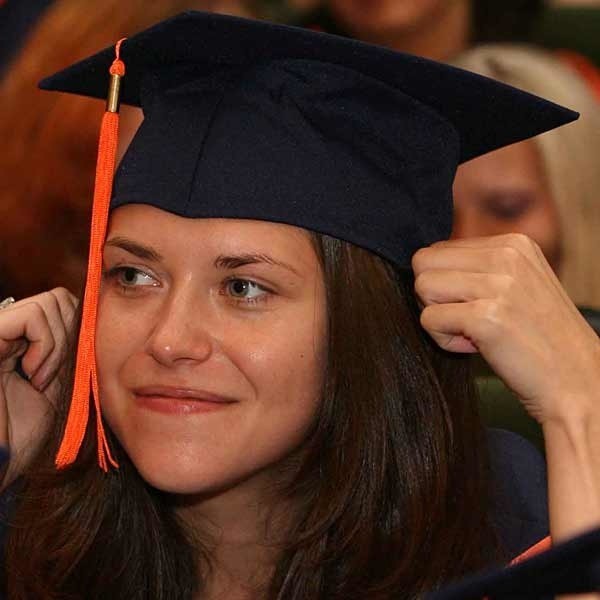 Takie nakrycie głowy absolwenta obowiązuje w Polsce tylko w uczelniach niepaństwowych. 