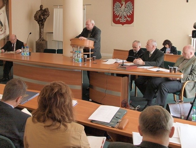 Nadzwyczajna sesja Rady Miejskiej, na której radzono jak zminimalizować zjawiska kryzysowe. Przy mównicy szef hutniczej "Solidarności&#8221; Henryk Szostak.