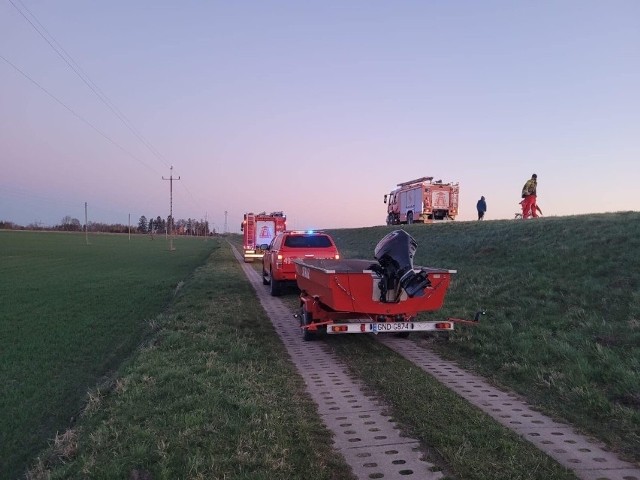 Zwłoki mężczyzny odnalezione w Drewnicy nad Wisłą (pow. nowodworski). Na miejscu służby