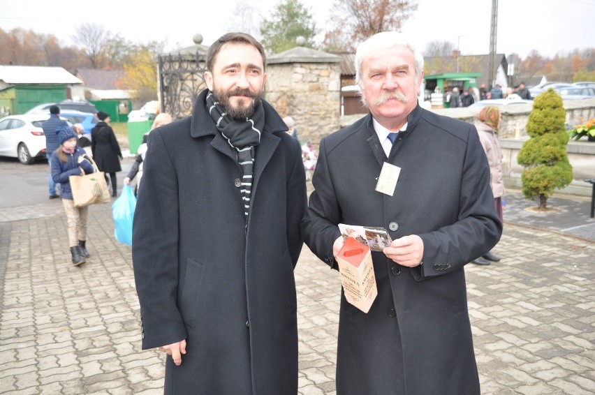 Kwesta na cmentarzu w Szydłowcu. Stowarzyszenie ratuje zabytkowe nagrobki