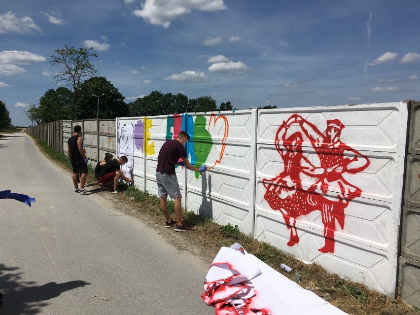 Włoszczowska młodzież stworzyła mural przy stadionie. To efekt międzynarodowej współpracy. Zobacz, jak powstawał (ZDJĘCIA)
