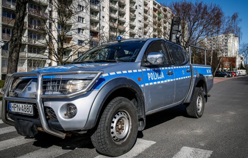 Na ulicach Gdańska policja apeluje z radiowozu, by pozostać...