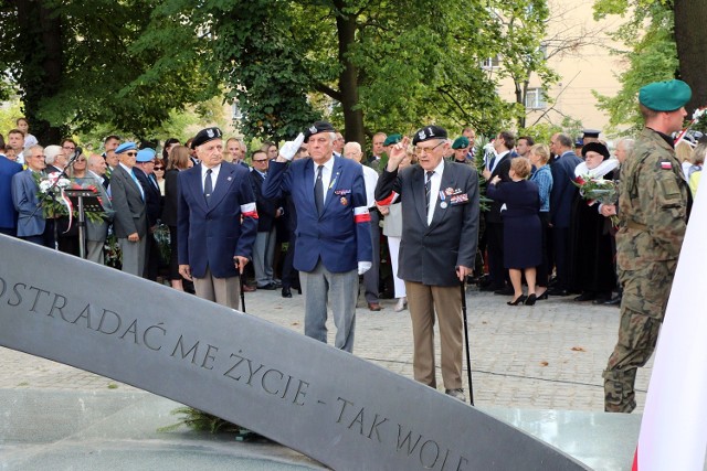 Oficjalne wrocławskie obchody odbywają się jeszcze z udziałem Powstańców Warszawskich. W tym roku było ich trzech.