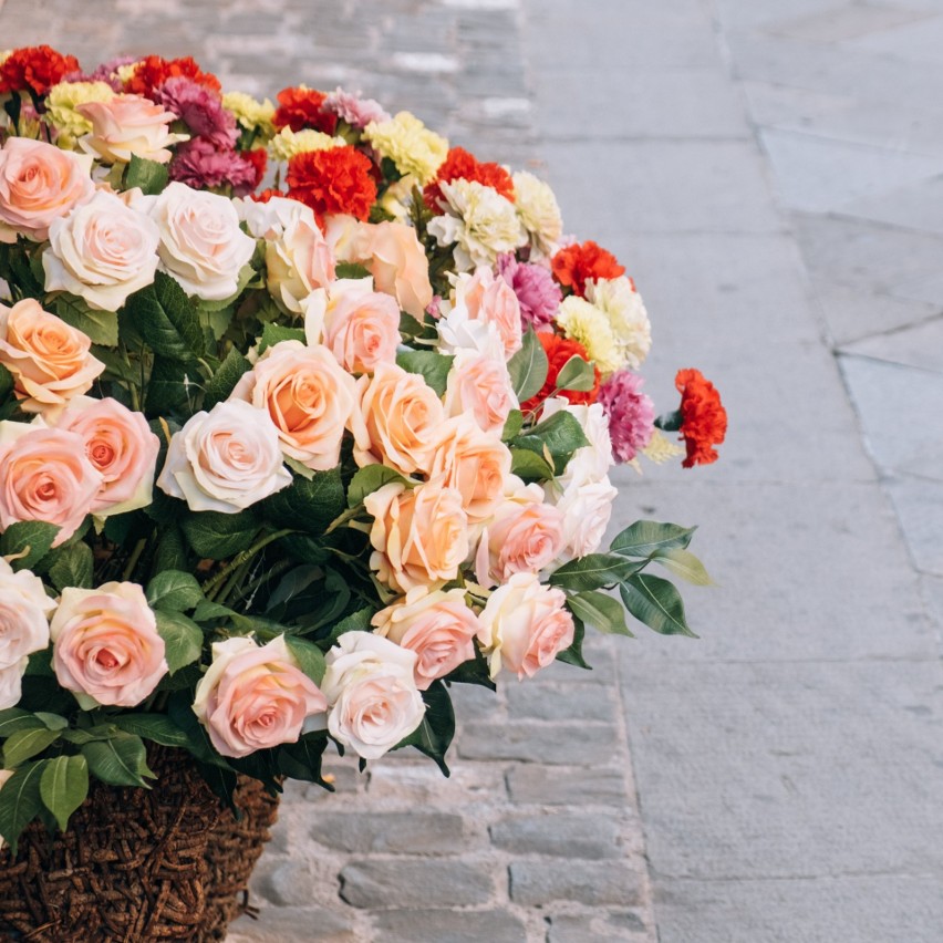 Stroiki i wiązanki z róż to dekoracje na grób, które od lat...