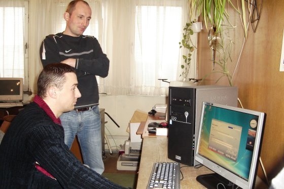 Komputeryzacja w pierwszej kolejności obejmuje szpital przy ul. Wojska Polskiego. Informatycy, Artur Wilk (siedzi) i Maciej Stańkowski wgrywali w tym tygodniu oprogramowanie.