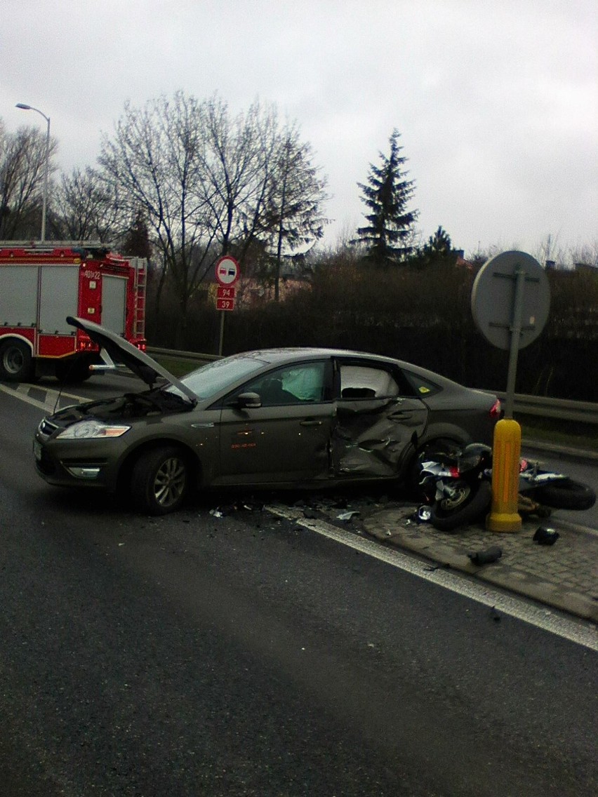 Ford zderzył się z motocyklem. Jedna osoba w szpitalu 