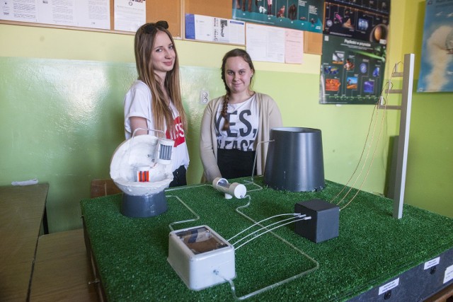 W pracowni fizycznej pokazy dla odwiedzających szkołę prezentowały uczennice Kaja Wendy (z lewej) i Kamila Mazur.