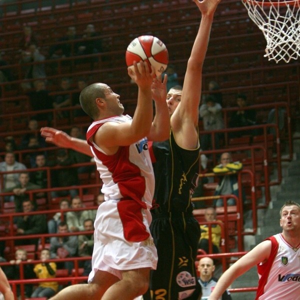 Koszykarze pierwszoligowej Stali Stalowa Wola (z piłką Paweł Pydych) pokonali w Lublinie miejscowy Start AZS.