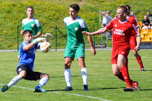 Piotr Balonek (w środku, w zielonym stroju), wspiera zespół na boisku.