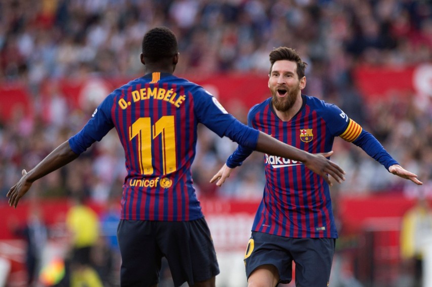 Lionel Messi (z prawej) przyjmuje gratulacje od Ousmane'a...
