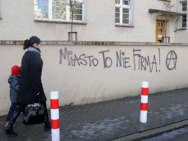 Ruch anarchistyczny wyraził swoją frustrację również na murach przychodni przy ul. Uniwersyteckiej. Faktycznie miasto to nie firma, ale za usunięcie tych napisów nie zapłacą anarchiści, ale mieszkańcy Torunia - ze swoich podatków.